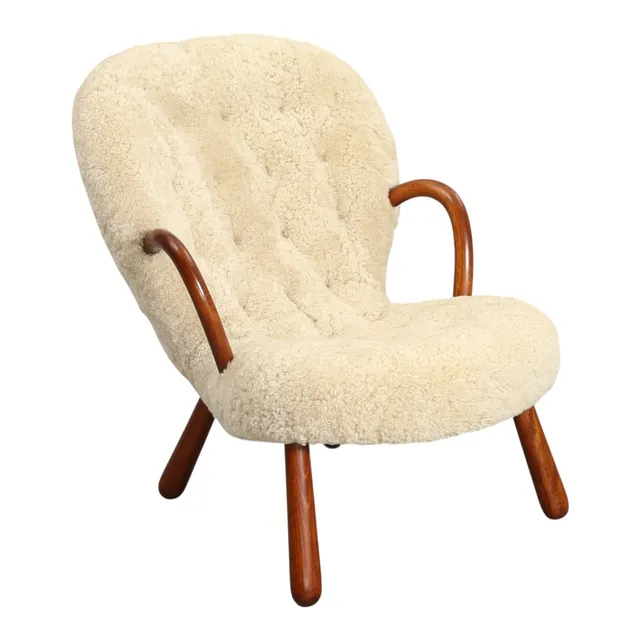 ARNOLD MADSEN (1907-1989). Vik & Blindheim. "Muslingestol" / "Clam Chair", lænestol af bøgetræ betrukket med lammeskind, ca. 1957.