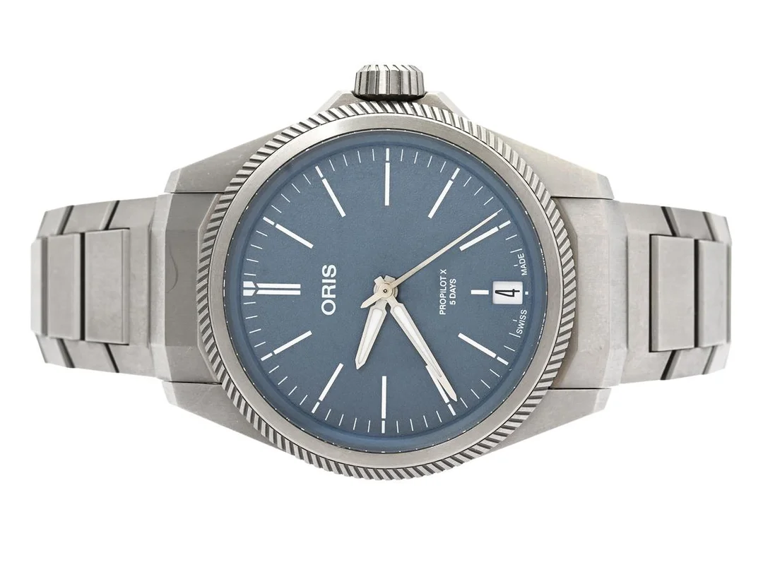 ORIS, ProPilot X Calibre 400, Cal 400-2, Serie nr. 3963927, Ref nr. 01 400 7778 7155, Boett nr. 7778, herrur, 39 mm, titan, automatisk, safirglas, datum, glasbaksida, originallänk, viklås, Ref nr. 07 7 20 01TLC, cert (digitalt), maj 2024, box, ytterkartong. — Klockor/Oris — Kaplans