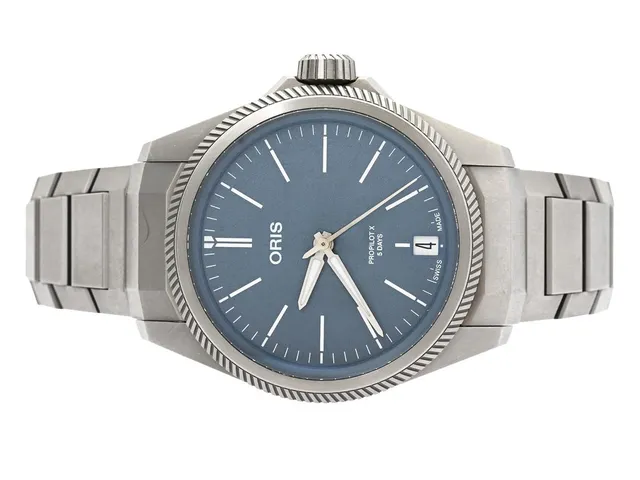 ORIS, ProPilot X Calibre 400, Cal 400-2, Serie nr. 3963927, Ref nr. 01 400 7778 7155, Boett nr. 7778, herrur, 39 mm, titan, automatisk, safirglas, datum, glasbaksida, originallänk, viklås, Ref nr. 07 7 20 01TLC, cert (digitalt), maj 2024, box, ytterkartong.