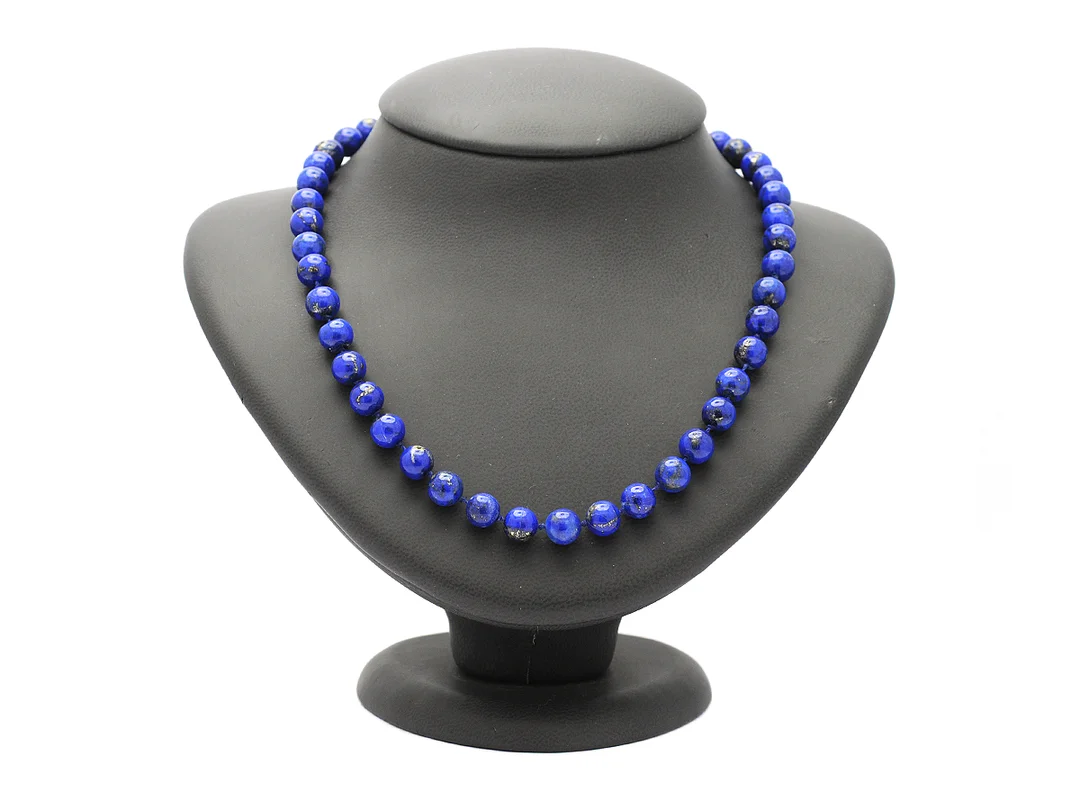 COLLIER, lapis lazuli, kulor, ca 8,25 mm, lås i 18K guld, längd 44 cm, i behov av omträdning. — Smycken/Collier — Kaplans