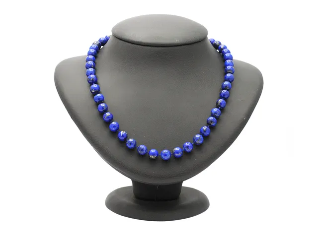 COLLIER, lapis lazuli, kulor, ca 8,25 mm, lås i 18K guld, längd 44 cm, i behov av omträdning.
