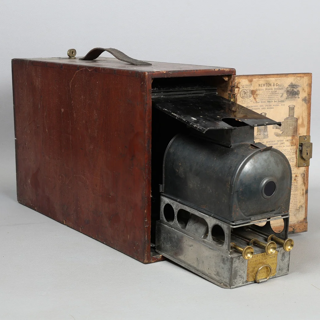 A 19TH CENTURY NEWTON & CO. BLACK PAINTED TINPLATE REFULGENT LAMP FOR MAGIC LANTERN. — Other collectables — Bishop & Miller
