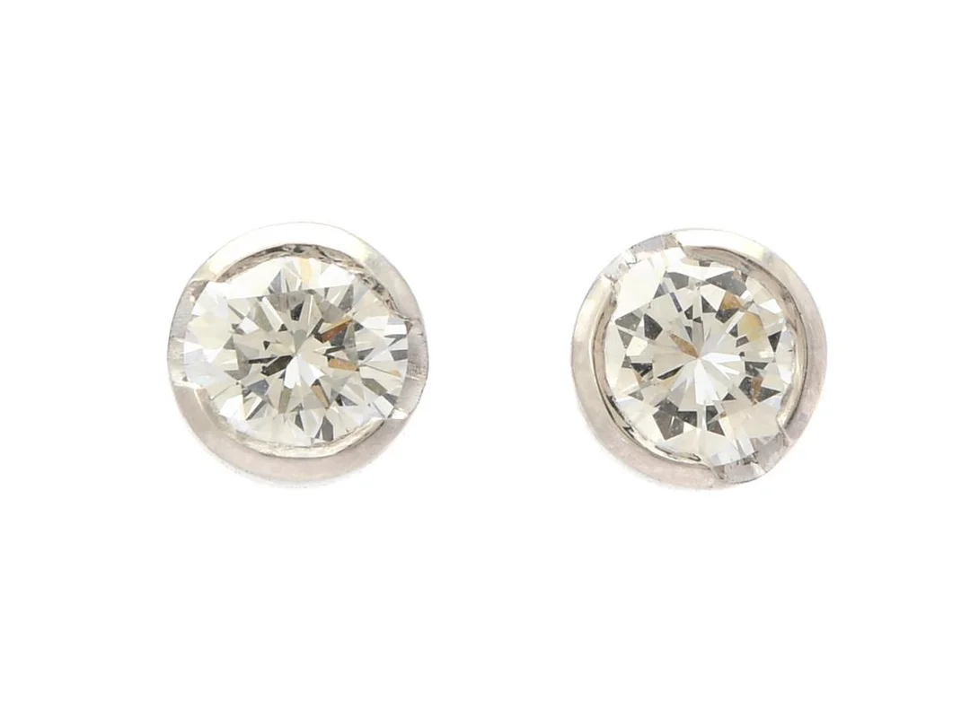 ENSTENSÖRHÄNGEN, 18K vitguld, 2 briljantslipade diamanter ca 0,68 ctv, ca TW-W/VS, vikt 1,8 g, stift, diamanterna med nagg och liten skada på kuletterna. — Smycken/Enstensörhängen — Kaplans