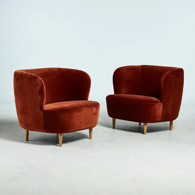 SPACE COPENHAGEN. "Stay Lounge", fåtöljer, ett par, Gubi, Danmark, helstoppad stomme, sammetsklädsel, ben i ek.