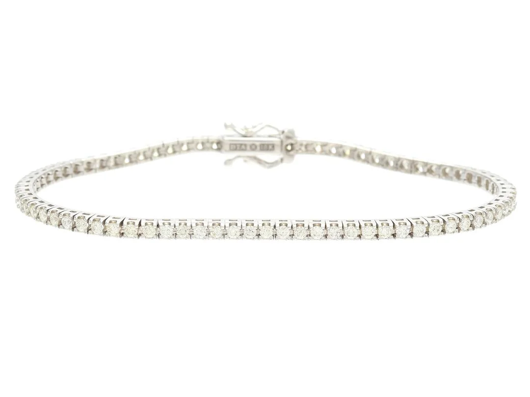 TENNISARMBAND, 18K vitguld, 77 briljantslipade diamanter ca 1,48 ctv, ca TW-TCr/VVS-VS, längd 16 cm, vikt 7,8 g, några diamanter med ytdefekter. — Smycken/Tennisarmband — Kaplans