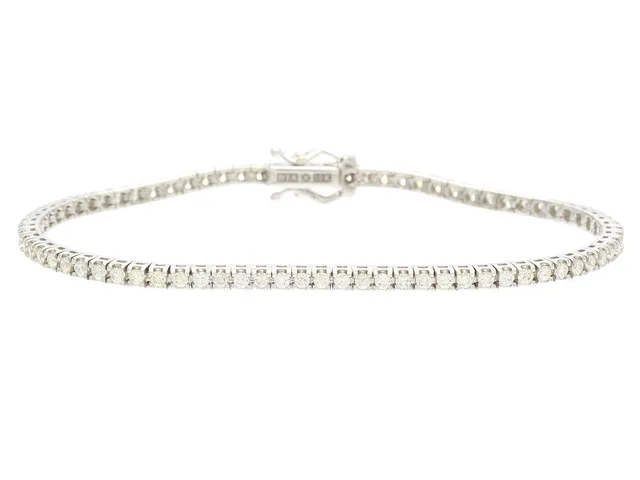 TENNISARMBAND, 18K vitguld, 77 briljantslipade diamanter ca 1,48 ctv, ca TW-TCr/VVS-VS, längd 16 cm, vikt 7,8 g, några diamanter med ytdefekter.