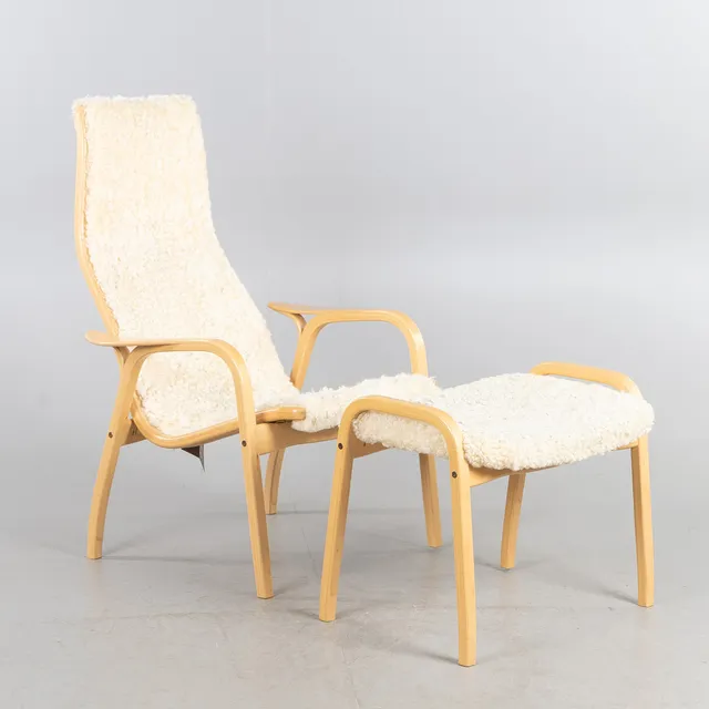 YNGVE EKSTRÖM. Fåtölj med fotpall, "Lamino", Swedese, bok med klädsel i fårskinn, modellen ursprungligen formgiven 1956.