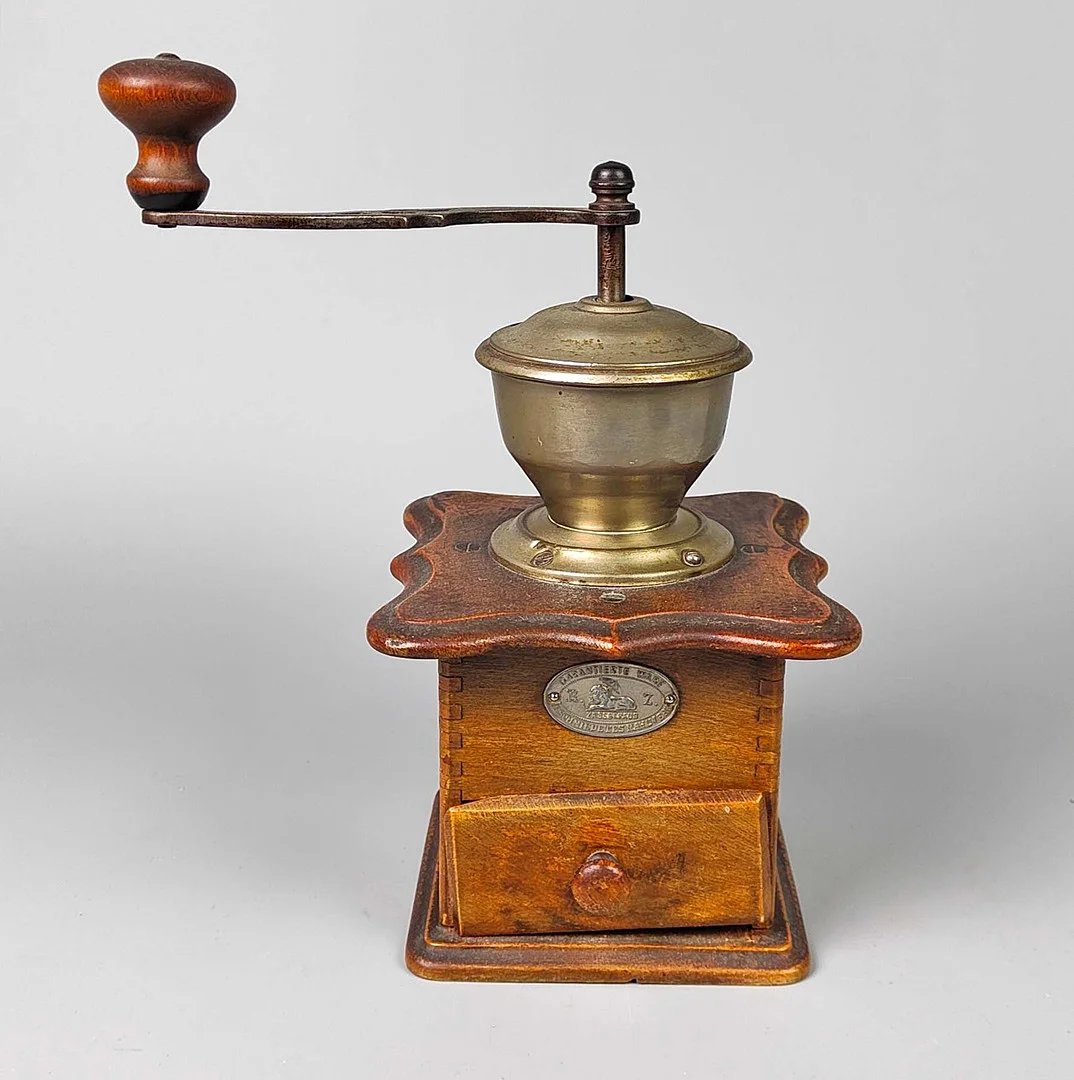 Antike Kaffeemühle *Zassenhausen*. — Miscellaneous — Auktionshaus Bossard