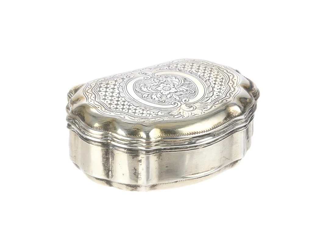 DOSA, silver, förgylld, snäckformad, ciselerad blomdekor, troligen Tyskland 1800-talets andra hälft, mått 75x57x25 mm, vikt 68,8 g, buckla. — Silver/Dosa — Kaplans