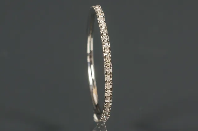 Alliancering af 14 kt hvidguld, 0.40 ct