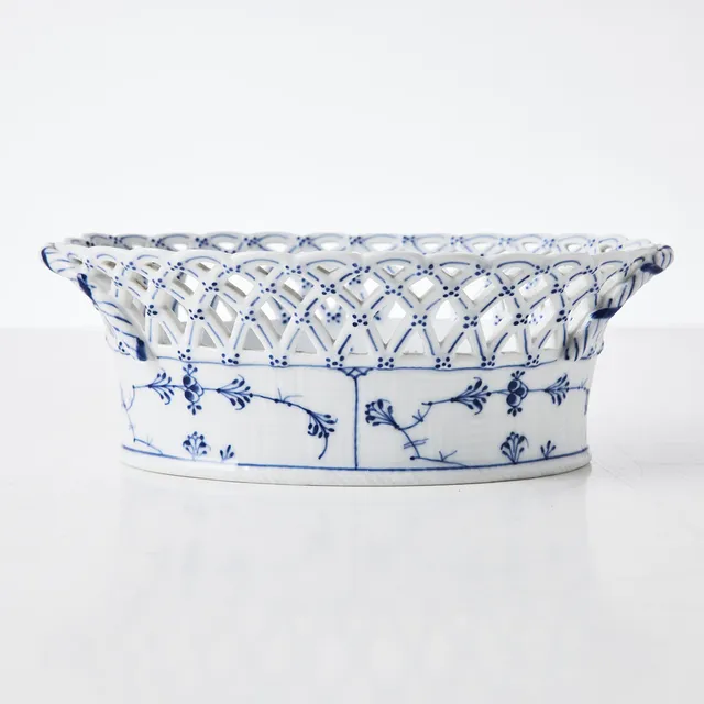 ROYAL COPENHAGEN. gallerskål, porslin, "Musselmalet", helblond, nr 1055, Danmark.