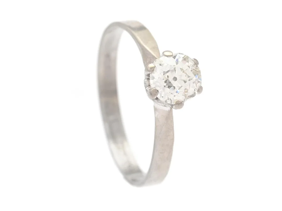 ENSTENSRING, 18K vitguld, gammalslipad diamant 0,69 ct enligt gravyr, ca TCr(I)/P1, stl 17,75 mm, vikt 2,5 g, diamanten med skador vid rondist och inneslutningar som når ytan. — Smycken/Enstensring — Kaplans
