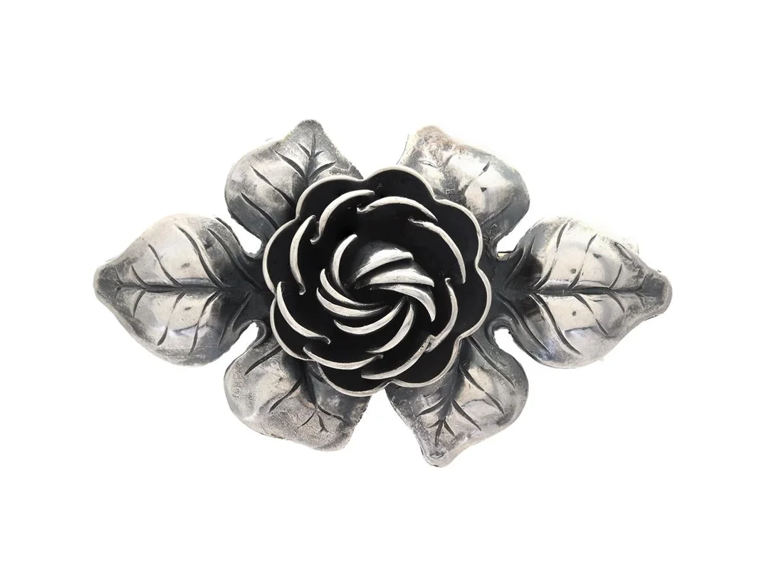 BROSCH, silver, blomma, mått 3,8 x 2 cm, Ge-Kå-Smyckek G Kaplan, Stockholm 1951, vikt 6,6 g. — Smycken/Brosch — Kaplans
