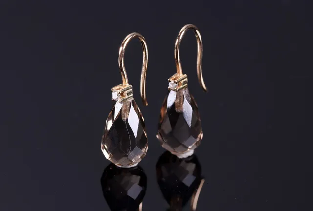 Et par brioletteslebne røgkvarts og diamanter af 14 kt. guld (2)