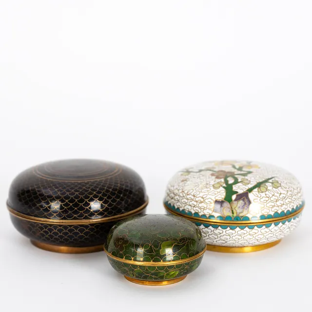 Drei Cloisonné-Deckeldosen, China, 2. Hälfte 20. Jh. (3).