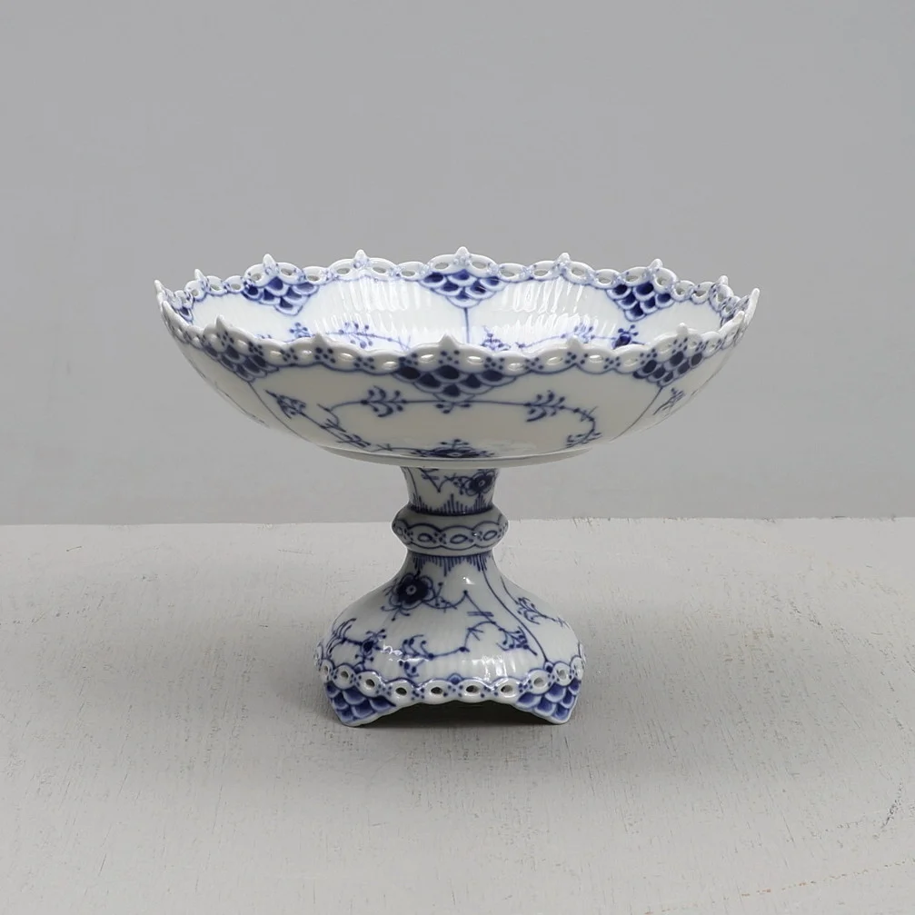 SKÅL PÅ FOT. Musselmalet, helblond, Royal Copenhagen. — European — Gomér & Andersson Jönköping