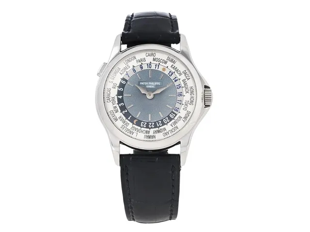 PATEK PHILIPPE, World Time, Complications, "Geneva Seal", Cal 240 HU, Serie nr. 3211392, Ref nr. 5110P-001, Boett nr. 4210489, herrur, 38,5 mm, platina, automatisk (microrotor), safirglas, 24-timmarsvisning, glasbaksida, läderband, viklås i platina, cert, juli 2003, box (skadad), ytterkartong.
