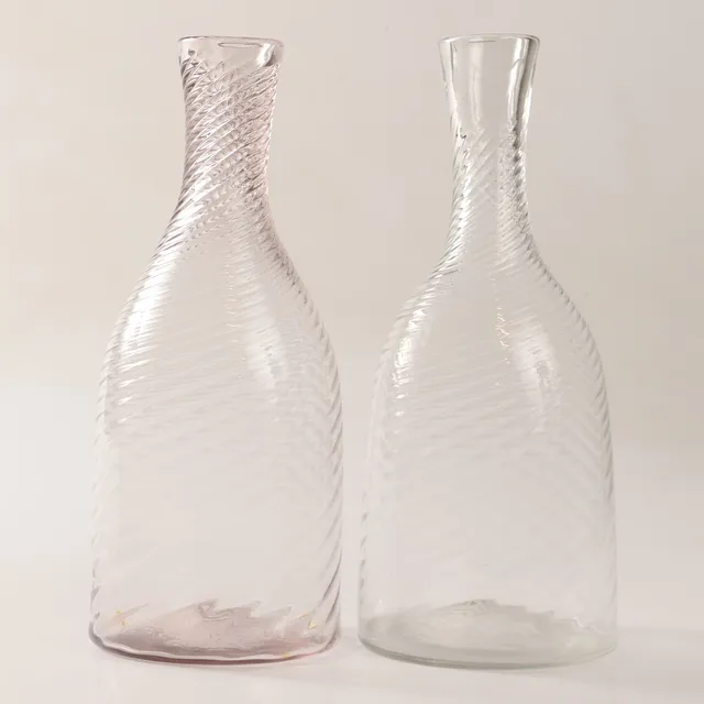 FLASKOR, 2 stycken, simpelt vridet glas, sekelskiftet 1800/1900.