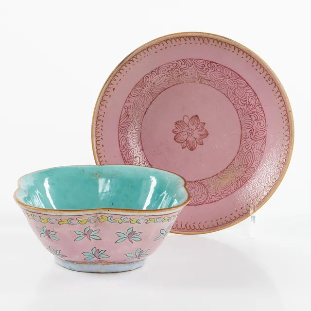 FAT och SKÅL, porslin, Kina, sen Qing (1644-1912), dekor av blommor i rosa emaljfärger, skålen invändigt emaljerad i turkost, kejsarmärken undertill.