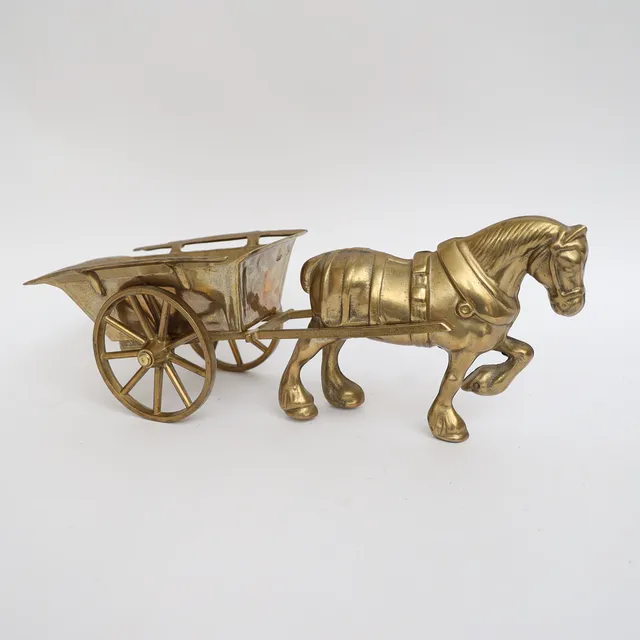 SKULPTUR, Häst med vagn, mässing, 1900-tal.