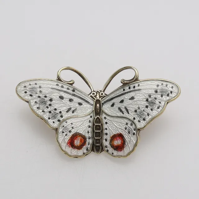 HROAR PRYDZ. BROSCH, I FORM AV FJÄRIL, STERLINGSILVER OCH EMALJ, NORGE.