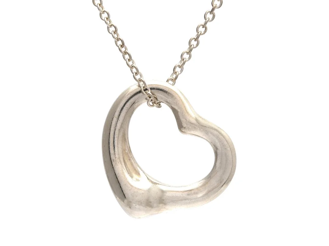 TIFFANY & CO, hänge med kedja, sterlingsilver, Open Heart, design Elsa Peretti, längd 41 cm, vikt 3,3 g, originalpåse. — Smycken/Hänge med kedja — Kaplans