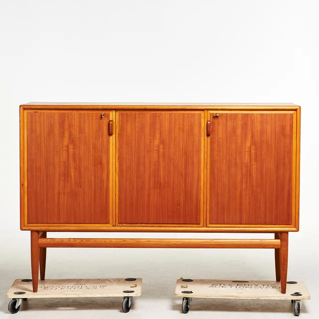 BERTIL FRIDHAGEN. Sideboard, Bodafors, teak, 3 dörrar med bakomvarande hyllinredning samt schatull, delvis bemålat vitt och gult inuti.