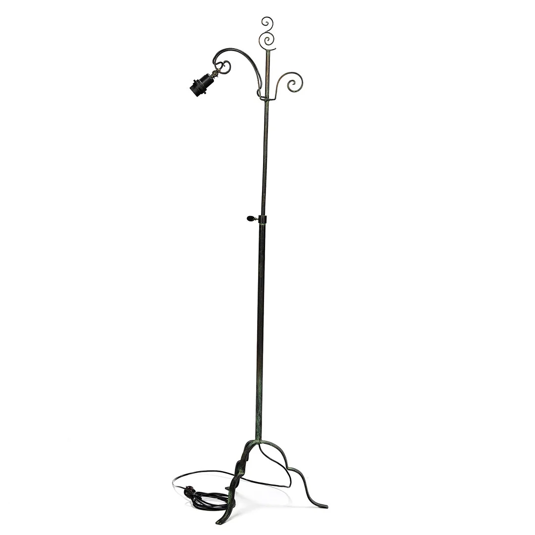 HARALD NOTINI. Golvlampa, modell 15101, Arvid Böhlmarks Lampfabrik, 1920/30-tal. Swedish Grace, patinerat smidesjärn. — Floor lights — Norrlands Auktionsverk
