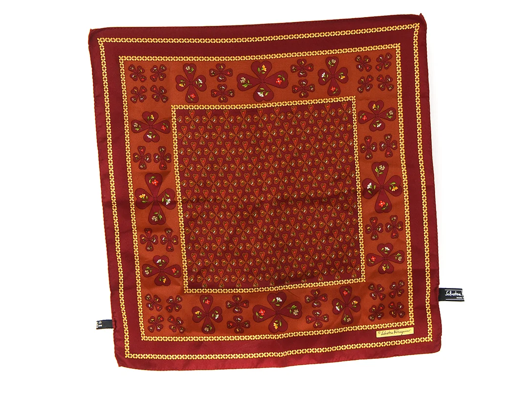SCARFS, SALVATORE FERRAGAMO, 100 % siden, 42x42 cm, vinröd, rost, gul. — Accessoarer/Scarves — Kaplans