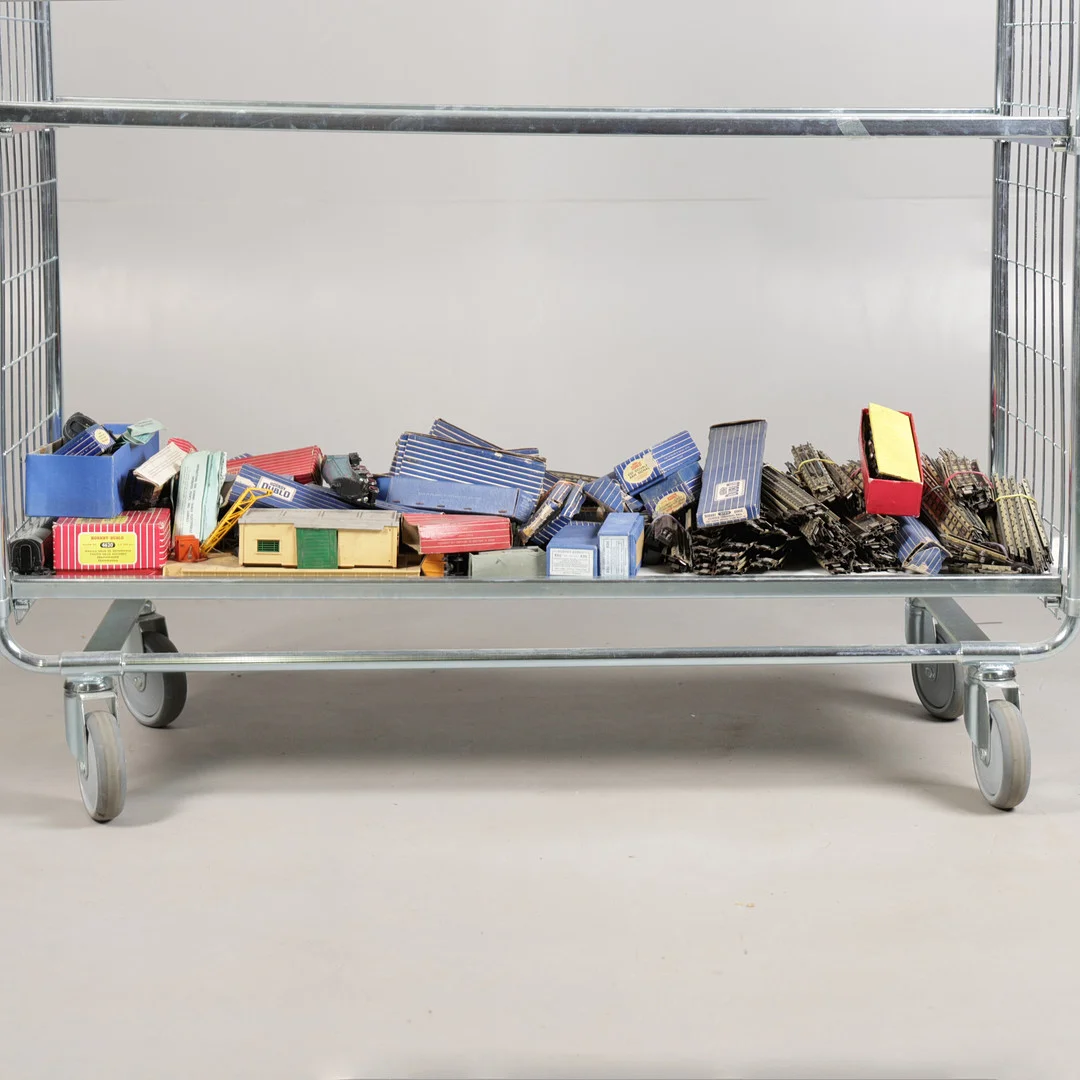 A COLLECTION OF HORNBY MODEL RAILWAY (QTY). — Model railways — Bishop & Miller