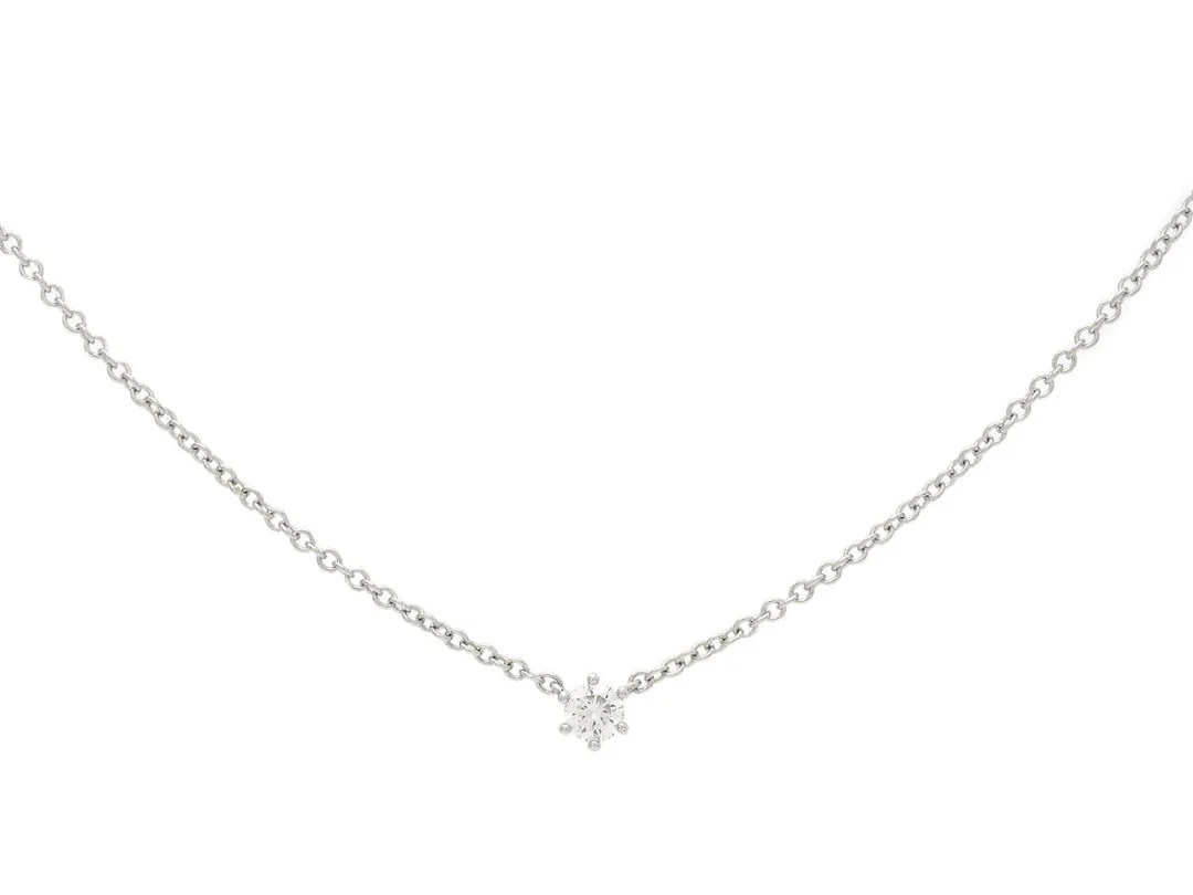 ENSTENSCOLLIER, 18K vitguld, briljantslipad diamant ca 0,08 ct, ca W/VS, längd 42/45 cm, vikt 1,8 g. — Smycken/Collier — Kaplans