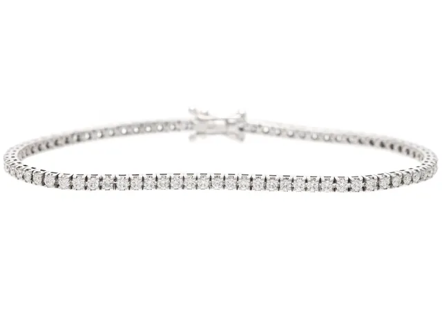 TENNISARMBAND, 18K vitguld, 81 briljantslipade diamanter ca 1,66 ctv, ca TW-TCr/VVS-VS, längd 16,5 cm, vikt 7,7 g.
