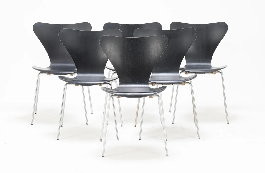 Arne Jacobsen: Six 'Seven' chairs, model 3107, with shells of black lacquered veneer. (6) — Furniture/Chairs — Lauritz