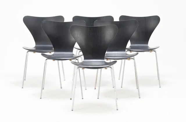 Arne Jacobsen: Six 'Seven' chairs, model 3107, with shells of black lacquered veneer. (6)