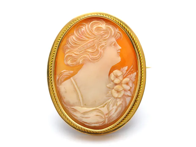 BROSCH, 18K guld, snäckskalscamé, Einar Ohlsson Alvesta 1932, 4x5 cm, vikt 15,3 g.