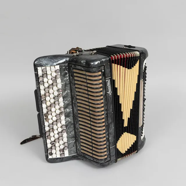 KNAPPDRAGSPEL, med väska, Accordia, 1950-tal.