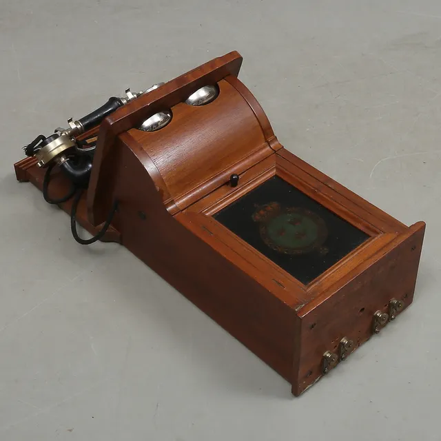 VÄGGTELEFON, trä, K. Telegrafverkets verkstad, Nynäshamn, 1900-talets första hälft.