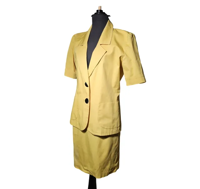 Yves Saint Laurent. Variation, Conjunto de traje chaqueta amarilla.