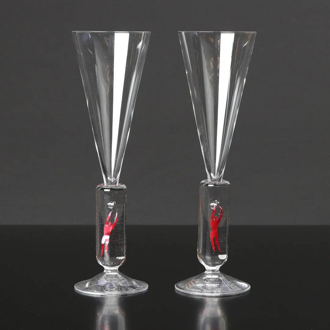 BERTIL VALLIEN. CHAMPAGNEGLAS, TVÅ ST. "Millenium", Kosta Boda. Signerade. — Art glass — Skånes Auktionsverk