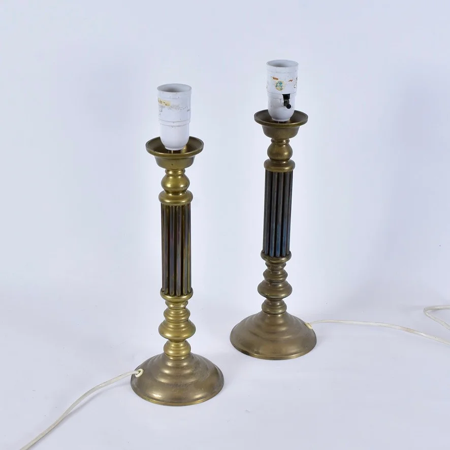 BORDSLAMPOR, 1-par, gulmetall, Gustaviansk stil, 1900-tal. — Table Lamps — Halmstads Auktionskammare