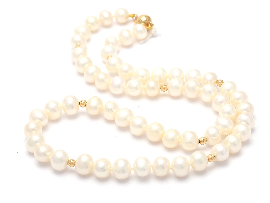 Pärlcollier med ovala odlade sötvattenspärlor ca 7mm, med guldkulor och lås 18K, 43,5cm, 27,5g — Smycken/Pärlcollier — Kaplans