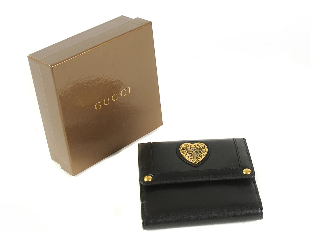 PLÅNBOK, GUCCI, svart läder, gulmetall detaljer, 12x11 cm, sedel, mynt, 8 st kontokorts fack, originalask, inköpt 15/6 2009. — Accessoarer/Plånböcker — Kaplans