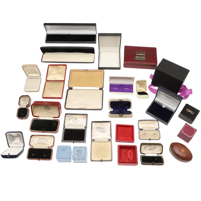 A QUANTITY OF ASSORTED JEWELLERY BOXES.