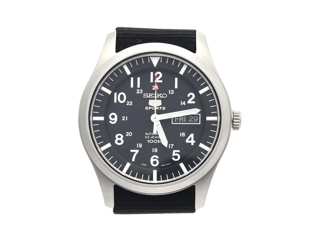 Seiko 5 Sports, 42 mm, stål, svart urtavla, automatisk, dag/datum - fransk/engelsk, cal. 7S36, mineralglas, glasbaksida, referensnummer. SNZG15K1, boett nr. 7S36-03J0, serienummer. 491087, med svart tygband (klippt vid ände) — Klockor/LIP — Kaplans
