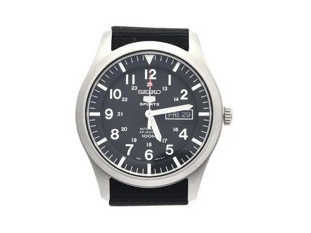 Seiko 5 Sports, 42 mm, stål, svart urtavla, automatisk, dag/datum - fransk/engelsk, cal. 7S36, mineralglas, glasbaksida, referensnummer. SNZG15K1, boett nr. 7S36-03J0, serienummer. 491087, med svart tygband (klippt vid ände)