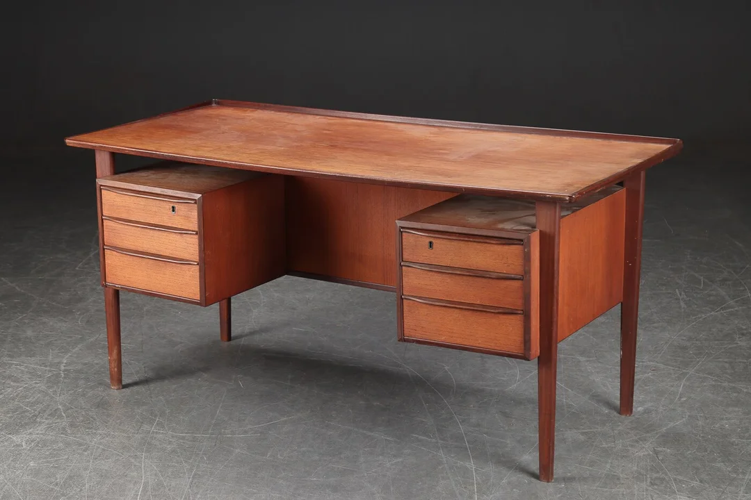 Fritstående skrivebord af teaktræ, 1950/60'erne — Furniture/Office furniture — Lauritz