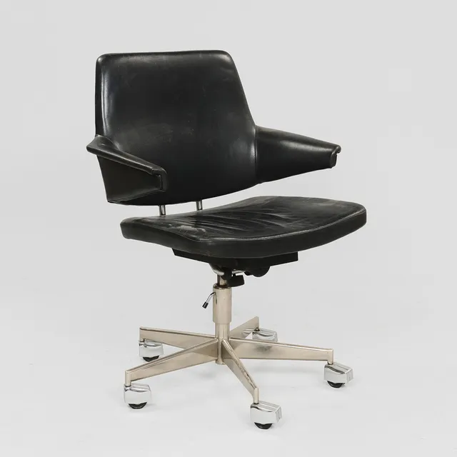 JACOB JENSEN (1926-2015). Kontorstol på hjul med højdejustérbart sæde, fremstillet af sort kunstlæder og forkromet stål, Labofa (Larsens Bolig- og Fabrik), Danmark, 1960'erne.