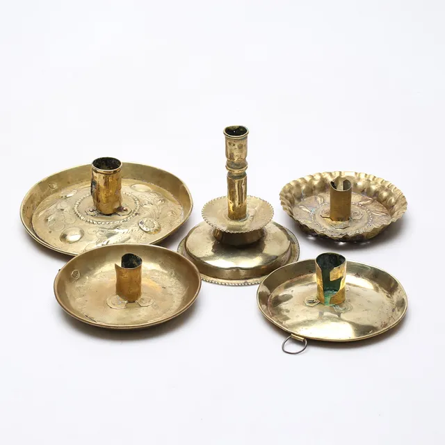 LJUSSTAKAR och LJUSPLÅTAR, 5st, mässing, 17/1800-tal.