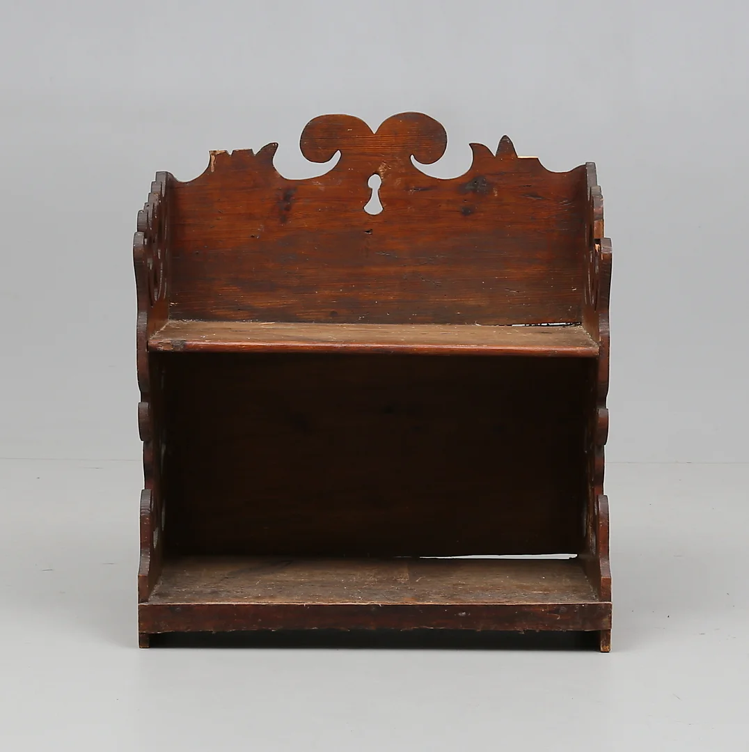 VÄGGHYLLA, jugend, 1900-talets början. — Cupboards, Cabinets & Shelves — Gomér & Andersson Norrköping