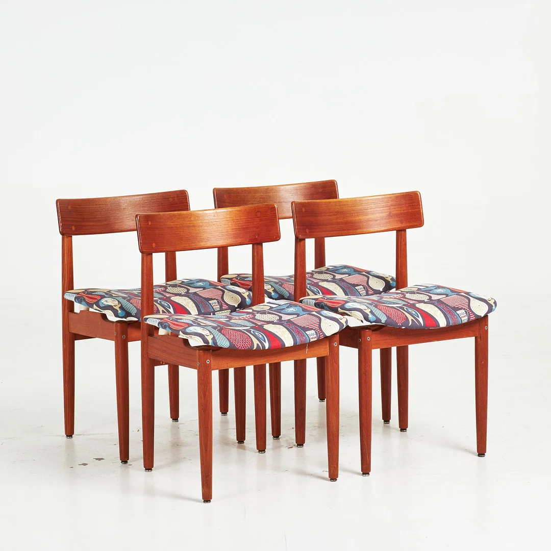 NILS JONSSON. Stolar, 4 st, "Tyr", Bra Bohag, Troeds, Bjärnum, teak, sitsar klädda i textil "Pottery" Stig Lindberg. — Armchairs & Chairs — Stockholms Auktionsverk Sickla
